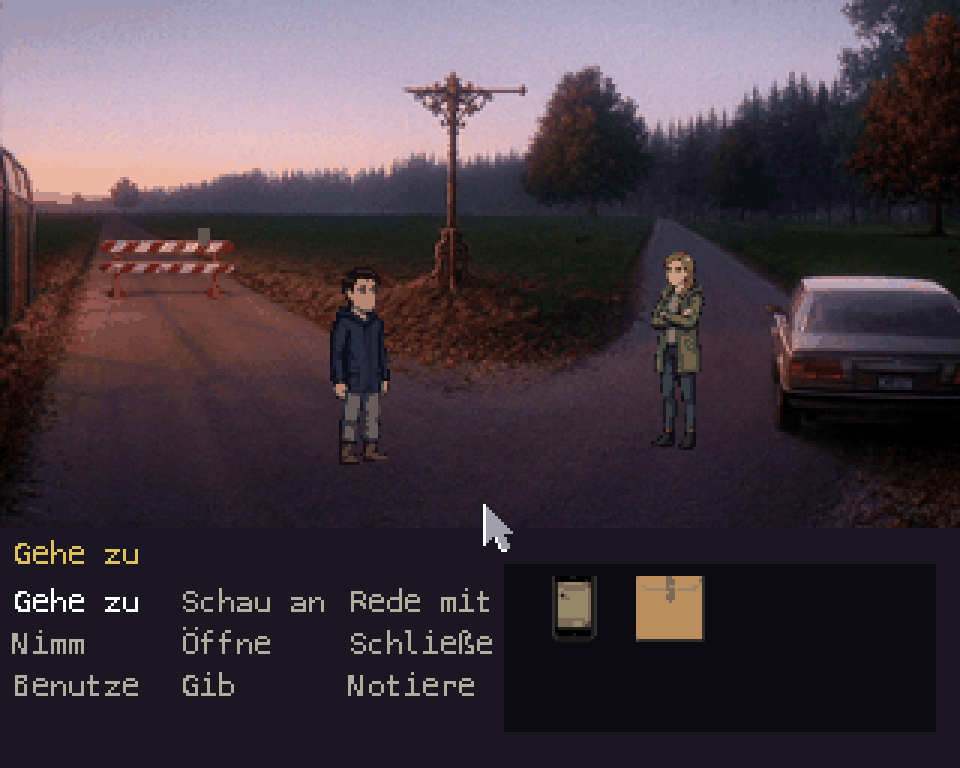 Spielszene in der Dämmerung: eine Straßengabelung mit rot-weißer Absperrung und altem Wegweiser, ein Mann in dunkler Jacke, eine Frau in grüner Jacke und rechts ein geparktes Auto; darunter die Leiste mit neun Verben und dem Inventar