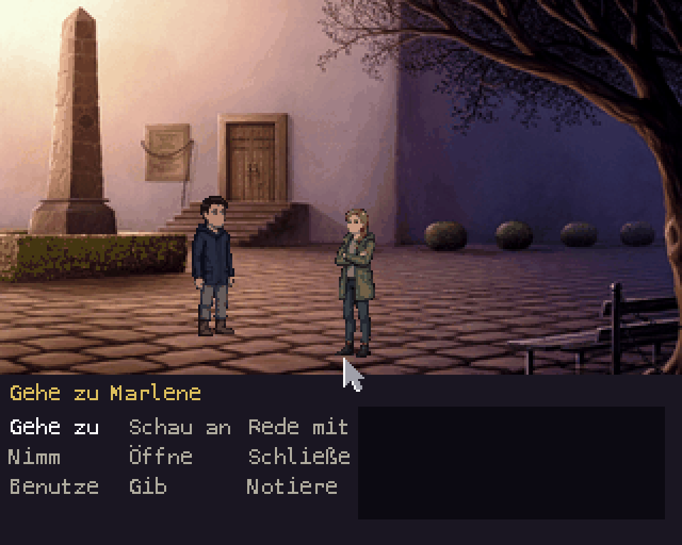 Spielszene im Abendlicht: Kirchvorplatz mit Obelisk, Gedenktafel, Kirchentür über einer Treppe, kahlem Baum und Bank; zwei Figuren stehen auf dem Pflaster
