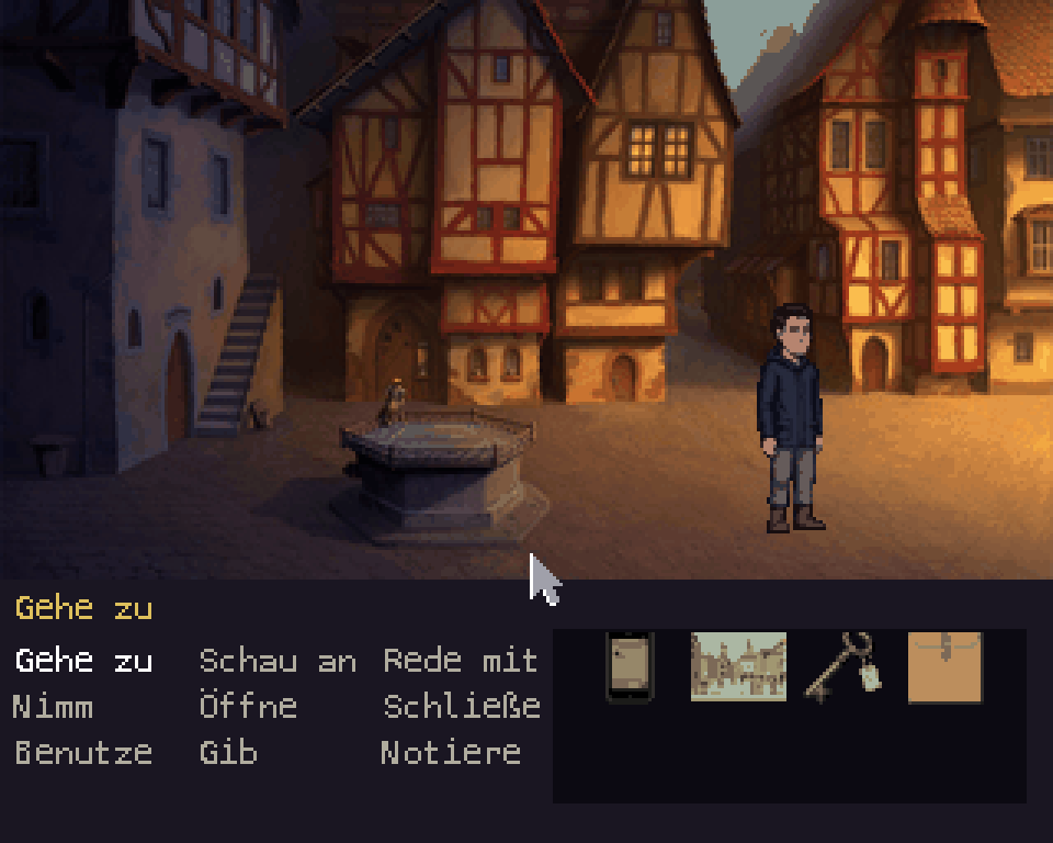 Spielszene: Marktplatz am Abend mit Fachwerkhäusern, einer Außentreppe und einem achteckigen Brunnen, rechts die Spielfigur; im Inventar liegen Handy, Postkarte, Schlüssel und Umschlag